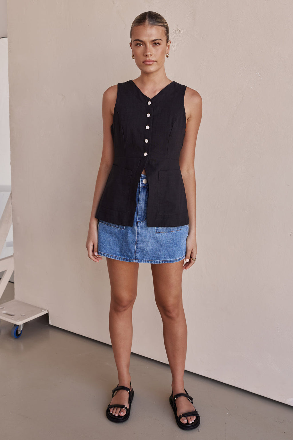Black Linen Vest for Women with Front Pockets – Sleeveless Design